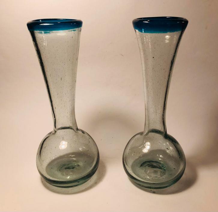Twee mondgeblazen vaasjes, transparant met blauwe rand, Huis en Inrichting, Woonaccessoires | Vazen, Zo goed als nieuw, Blauw