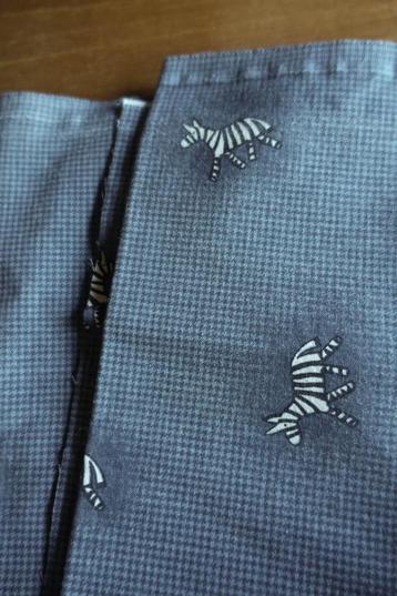 stevige grijze mega grote katoenen lap met zebrapaardjes beschikbaar voor biedingen
