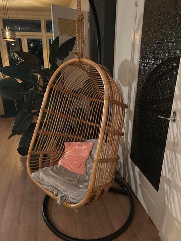 Hangstoel van rotan met standaard beschikbaar voor biedingen