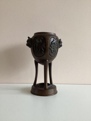 Antiek bronzen Japanse tripod/driepoot wierookbrander beschikbaar voor biedingen