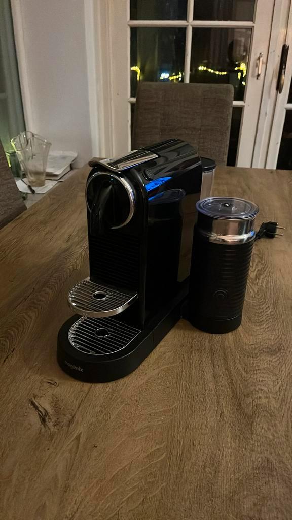 Nespresso citiz met ingebouwde melkopschuimer, Witgoed en Apparatuur, Koffiezetapparaten, Zo goed als nieuw, Koffiepads en cups