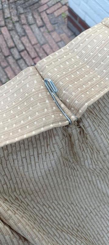 Mooie beige/goudkleurige gordijnen beschikbaar voor biedingen