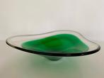 Groene glazen a-symeterische schaal vintage, Schaal, Ophalen of Verzenden, Overige vormen, Glas