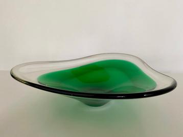 Groene glazen a-symeterische schaal vintage beschikbaar voor biedingen