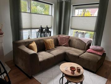 Hoekbank zeer netjes beschikbaar voor biedingen