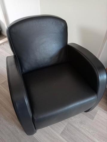 Zwarte fauteuil beschikbaar voor biedingen