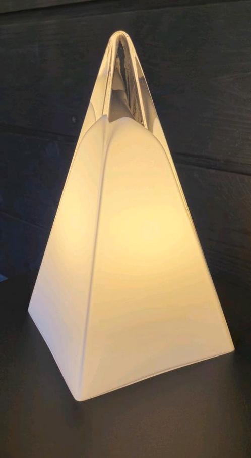 Volux Italiaans design glazen piramide lamp ijsberg, Huis en Inrichting, Lampen | Tafellampen, Zo goed als nieuw, Minder dan 50 cm