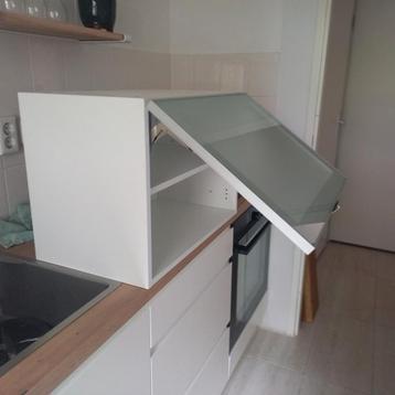 Voor keuken of badkamer hangkastjes met matglas deur
