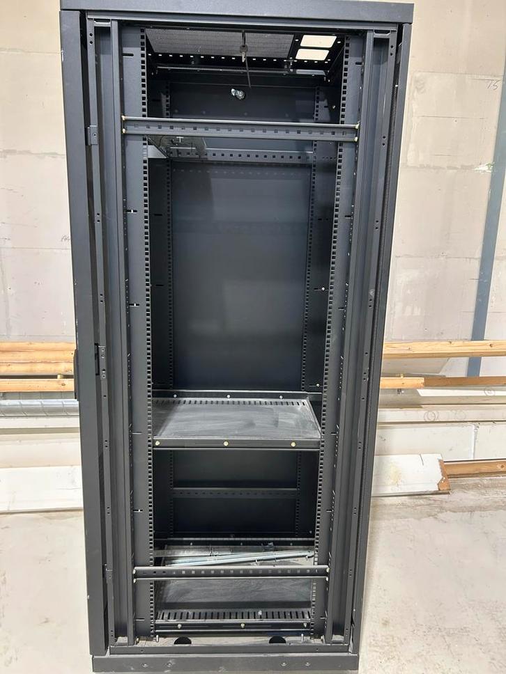 Zwarte patchkast - 204 cm hoog, Computers en Software, Serverkasten, Gebruikt, Geperforeerd, Geperforeerd, Ophalen