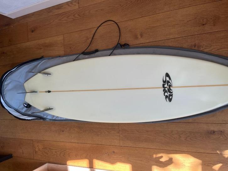 Fluid Juice Shortboard – 6’4” x 20,5 x 2,5 – Fish Tail, Watersport en Boten, Golfsurfen, Zo goed als nieuw, Shortboard, Met vinnen