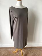 Zusss: Mooi taupe kleurig jurkje; travel stof. Maat M/L, Maat 42/44 (L), Ophalen of Verzenden, Zo goed als nieuw, Knielengte