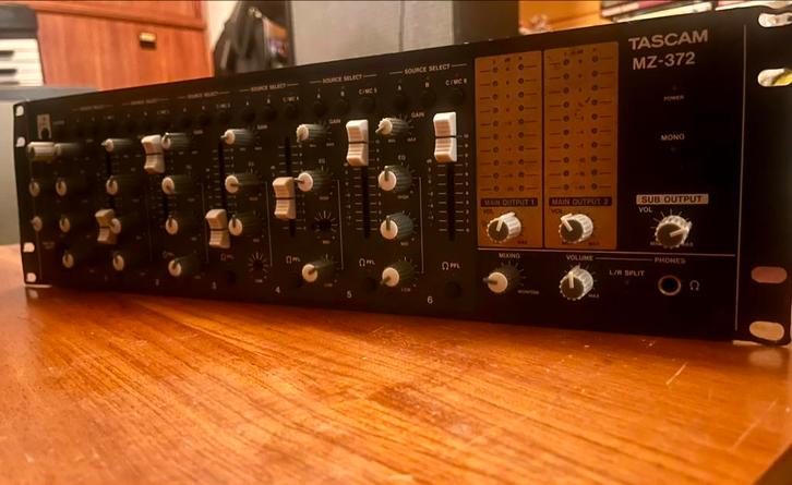 Tascam MZ-372 Zone Mixer 19 geluidsbronnen tegelijk izgs, Muziek en Instrumenten, Mengpanelen, Zo goed als nieuw, Minder dan 5 kanalen