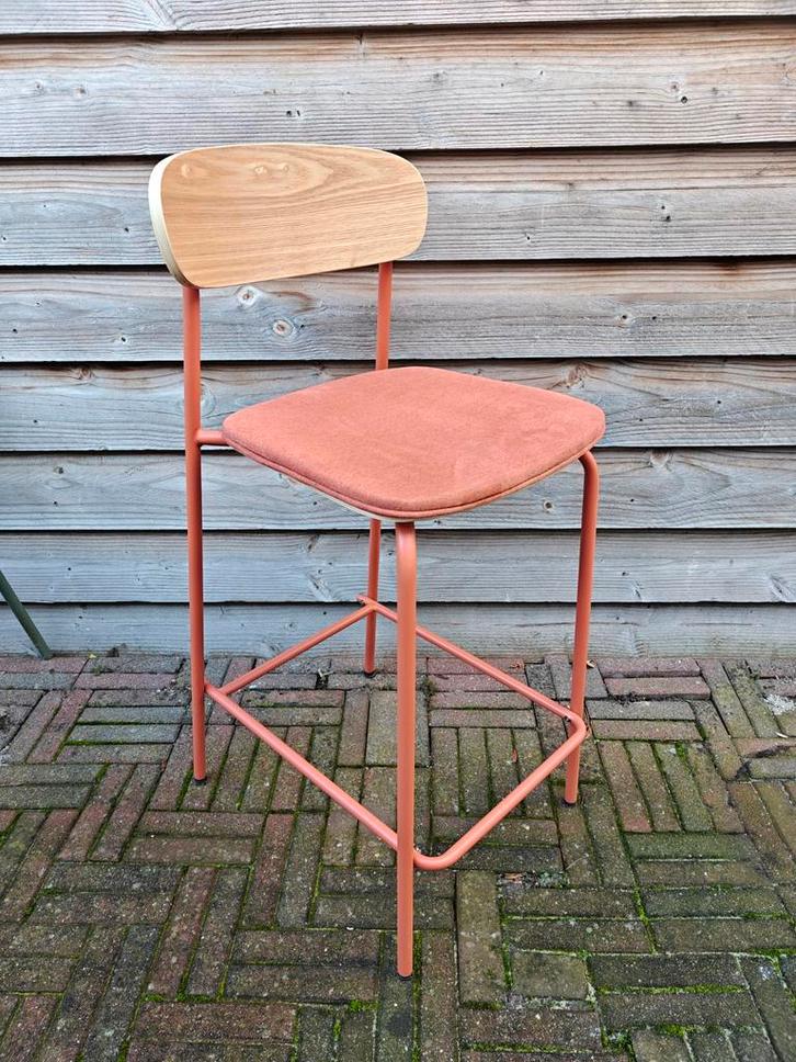 By Boo Skola barkruk, Huis en Inrichting, Barkrukken, Zo goed als nieuw, 60 tot 90 cm, Hout, Metaal, 1 kruk, Met voetsteun, Ophalen