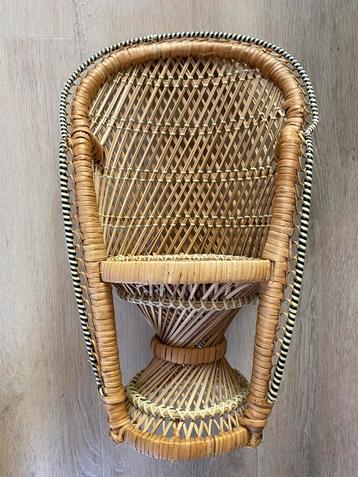 Brocante poppenstoel riet rotan pauwenstoel pop poppenmoeder beschikbaar voor biedingen