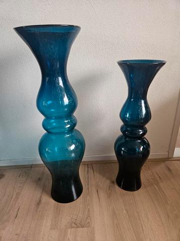 Twee grote blauwe vazen beschikbaar voor biedingen