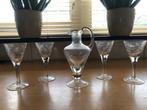 Fraai schenkkannetje met 4 glazen op voet. Druiven motief., Antiek en Kunst, Antiek | Glas en Kristal, Ophalen of Verzenden