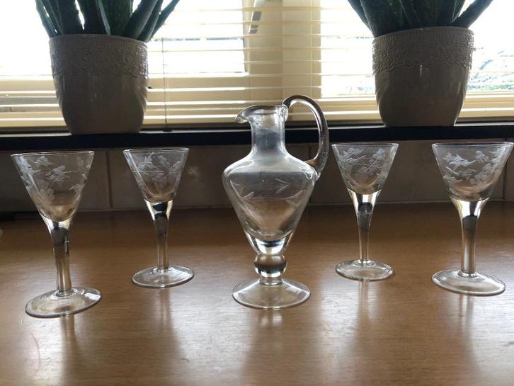 Fraai schenkkannetje met 4 glazen op voet. Druiven motief., Antiek en Kunst, Antiek | Glas en Kristal, Ophalen of Verzenden