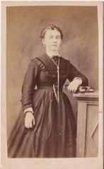 Carte de visite van een dame poserend met een fotoalbum (?), Ophalen of Verzenden, Voor 1940, Gebruikt