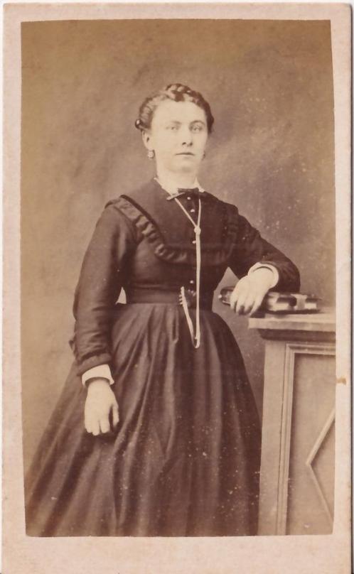 Carte de visite van een dame poserend met een fotoalbum (?), Verzamelen, Foto's en Prenten, Gebruikt, Voor 1940, Ophalen of Verzenden