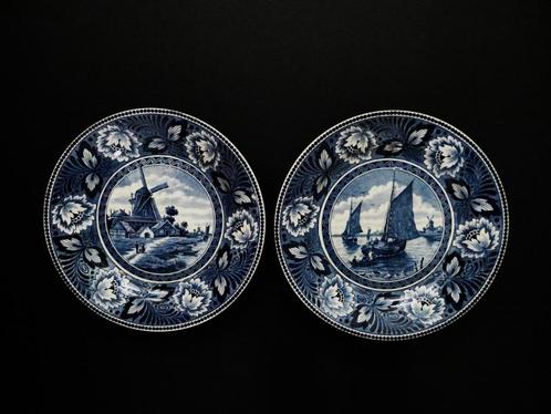 2 Delftsblauwe borden Hollandia Maestricht molen bootjes, Antiek en Kunst, Antiek | Keramiek en Aardewerk, Ophalen of Verzenden