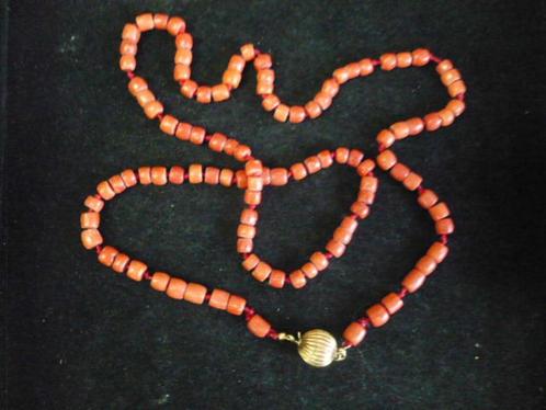 bloedkoraal ketting lengte 80 cm met gouden balslot 50 gram, Sieraden, Tassen en Uiterlijk, Antieke sieraden, Ketting, Goud, Ophalen of Verzenden
