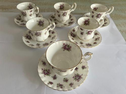 Royal Alberr `Sweet violets`, Verzamelen, Porselein, Kristal en Bestek, Zo goed als nieuw, Kop en/of schotel, Porselein, Ophalen of Verzenden
