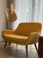 Geel designbankje te koop, Huis en Inrichting, Banken | Bankstellen, Ophalen, Hout, Gebruikt, Design
