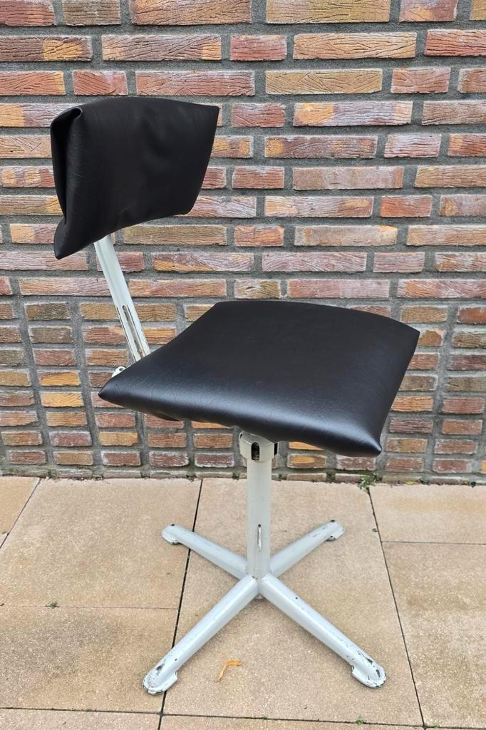 Vintage Ahrend Friso bureaustoel/ teken/ architectenstoel., Huis en Inrichting, Stoelen, Gebruikt, Eén, Leer, Metaal, Zwart, Ophalen