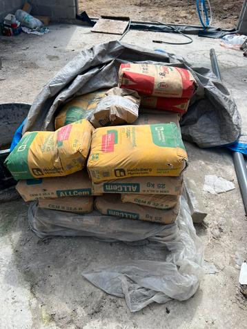 15x zakken cement. beschikbaar voor biedingen