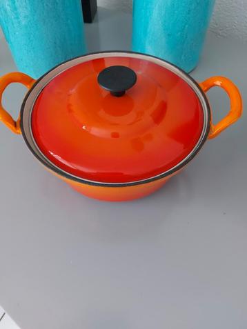 Fijne gietijzeren oranje pan beschikbaar voor biedingen