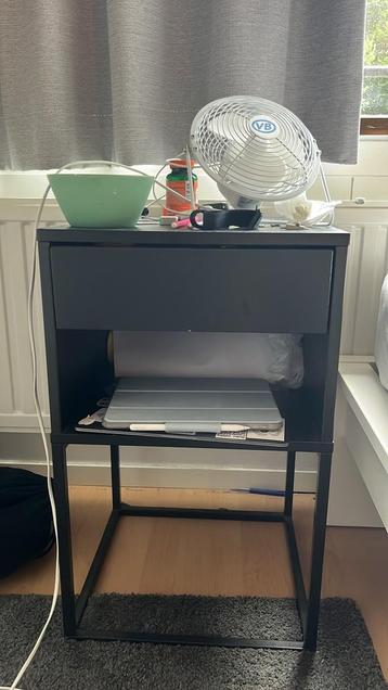 IKEA nachtkastje Vikhammer (zwart) — teab zsm ophalen beschikbaar voor biedingen