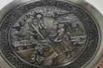 Roestvast schaal met prachtig relief-afbeeldingen (29 cm), Antiek en Kunst, Antiek | Schalen, Ophalen of Verzenden