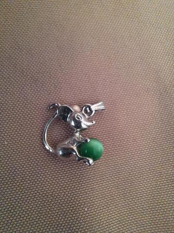 Leuke bedel muisje met groene steen beschikbaar voor biedingen