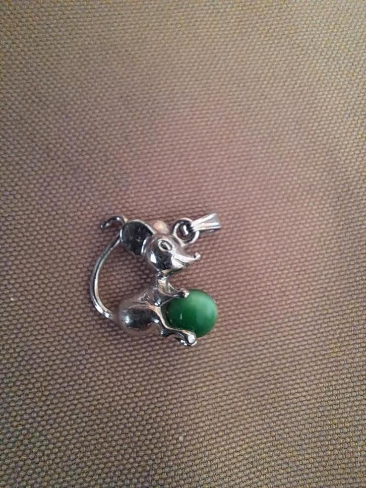 Leuke bedel muisje met groene steen, Sieraden, Tassen en Uiterlijk, Kettinghangers, Zo goed als nieuw, Steen of Mineraal, Groen