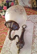 Brocante wandlamp antiek messing brons - glazen kap bol, Ophalen of Verzenden, Glas, Antiek / klassiek
