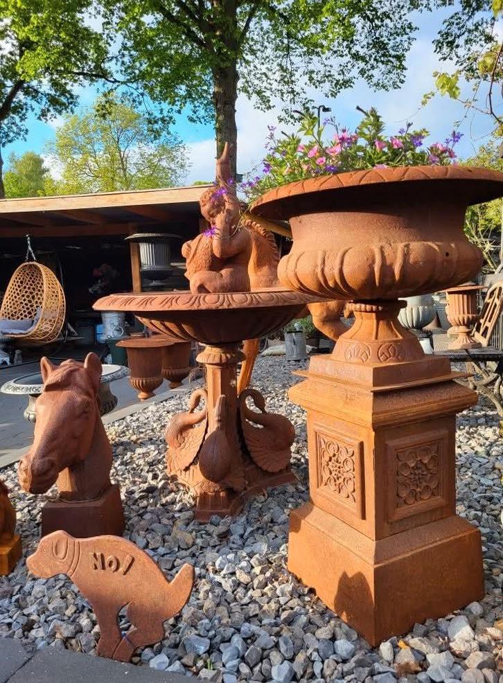 Gietijzeren tuinvazen tuinvaas bloempot bloembak op sokkel, Tuin en Terras, Tuinvazen, Nieuw, Ophalen