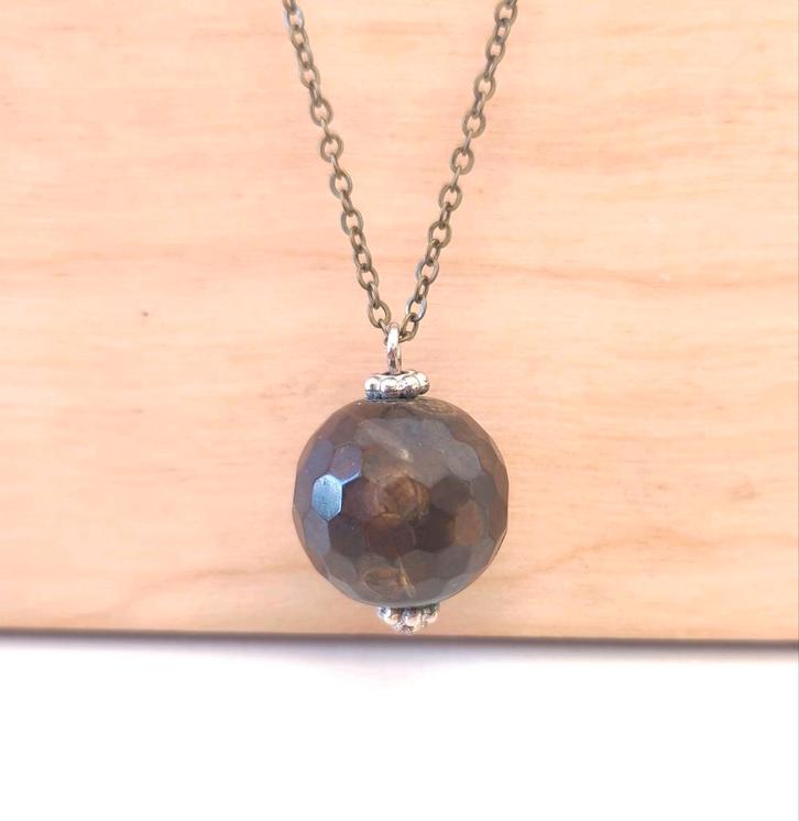 Vintage Ketting met bijzonder hangertje, Sieraden, Tassen en Uiterlijk, Kettingen, Gebruikt, Overige materialen, Bruin, Met hanger