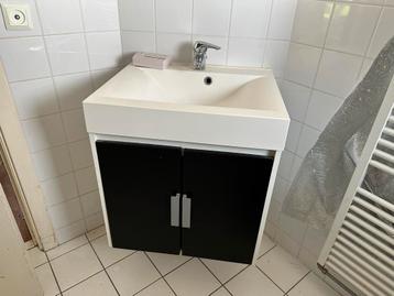 Badkamermeubel met kastje, spiegel, wastafel met onderkast beschikbaar voor biedingen
