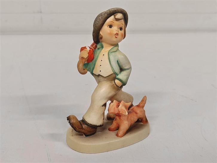 A6896 Goebel Beeldje 'Strolling Along', Antiek en Kunst, Kunst | Beelden en Houtsnijwerken, Ophalen of Verzenden