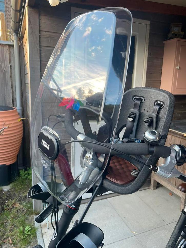 Thule Yepp Nexxt 2 mini + windscherm (zeer nette staat!), Fietsen en Brommers, Fietsaccessoires | Fietsstoeltjes, Zo goed als nieuw