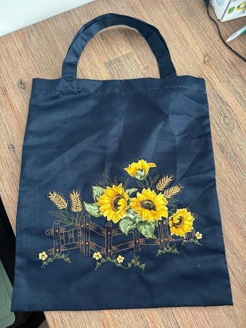 Schoudertas met zonnebloemen beschikbaar voor biedingen