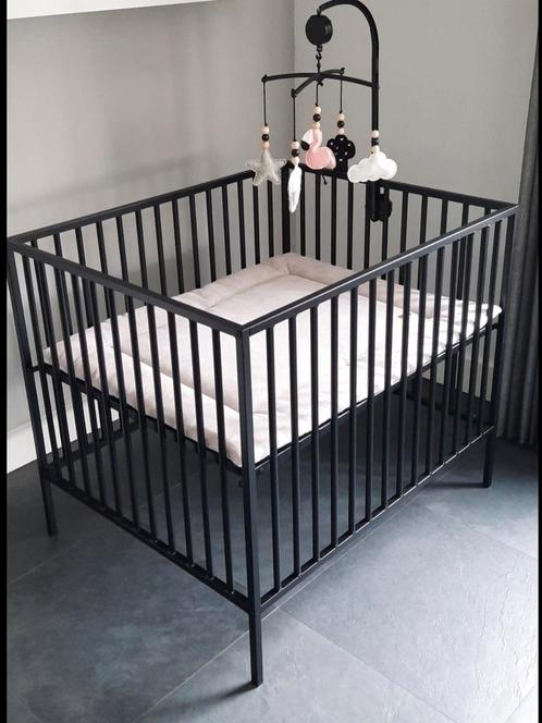 Boxmobiel zwart ukkepuq, Kinderen en Baby's, Speelgoed | Babyspeelgoed, Zo goed als nieuw, Mobiel, Met geluid, Ophalen