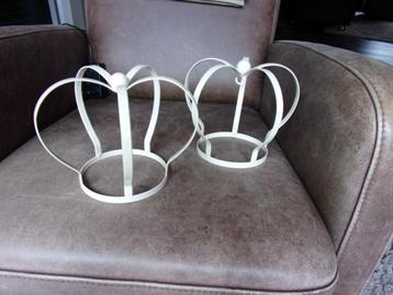 2X DECORATIE KROON METAAL CREME MET HAAKJE BOVENIN/ZGAN beschikbaar voor biedingen