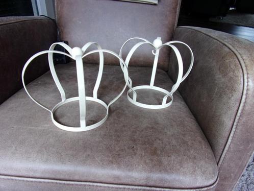 2X DECORATIE KROON METAAL CREME MET HAAKJE BOVENIN/ZGAN, Antiek en Kunst, Curiosa en Brocante, Ophalen