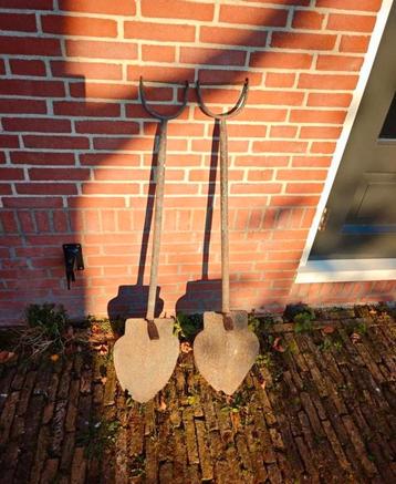 
2 antieke scheppen kuilsteker splitlepel kuilspade schop  beschikbaar voor biedingen
