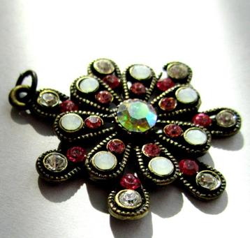 Prachtige oude hanger flonkerende Aurora Borealis beschikbaar voor biedingen