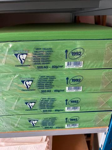 Divers Gekleurd Papier A-3 en andere formaten 80 en 120 grs. beschikbaar voor biedingen
