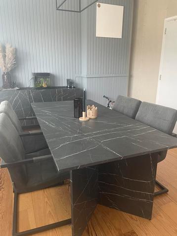 Eettafel beschikbaar voor biedingen