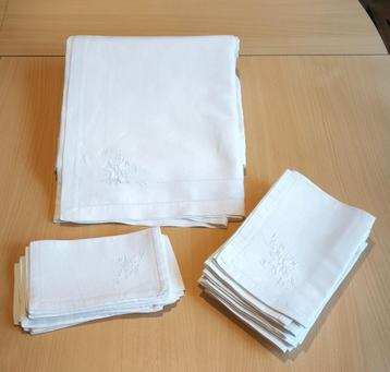 Wit geborduurd linnen tafelkleed 175x290cm met 24 servetten  beschikbaar voor biedingen