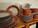 Kerstservies rode rand gouden en groene kerstboompjes, kerst, Ophalen of Verzenden, Porselein, Overige stijlen, Bord(en)